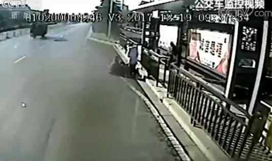 点赞好司机！老人摔伤卧路边 公交司机来帮忙