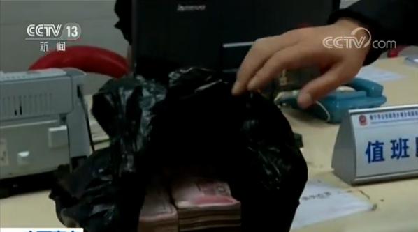 做事讲良心！垃圾桶里捡到20万元 最终钱归原主