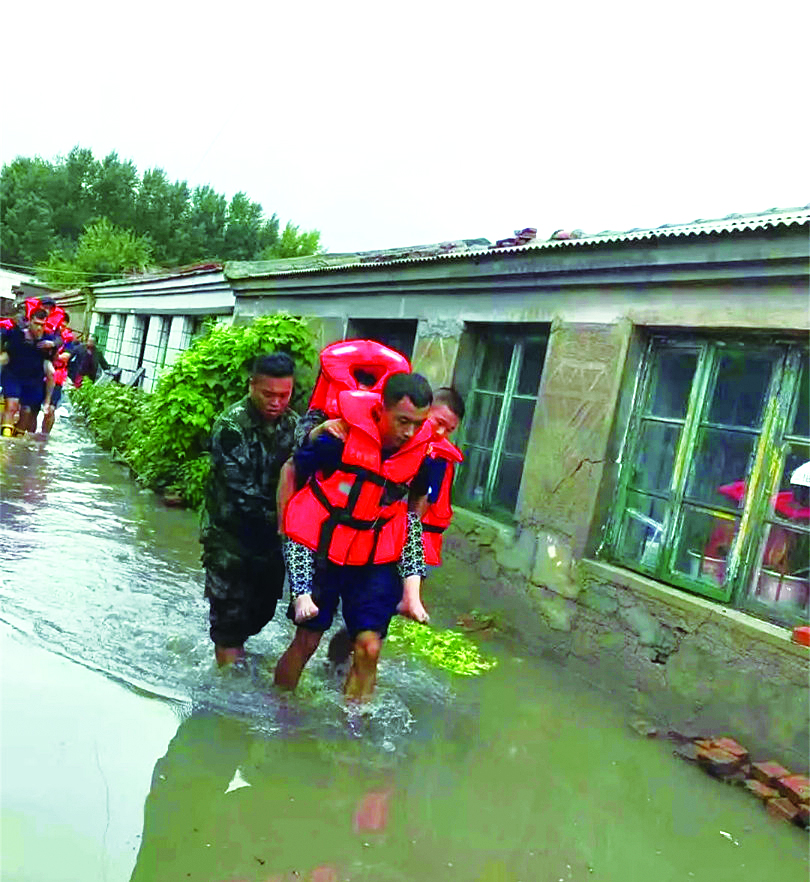 暴雨致吉林农安民房道路被淹 多人被困
