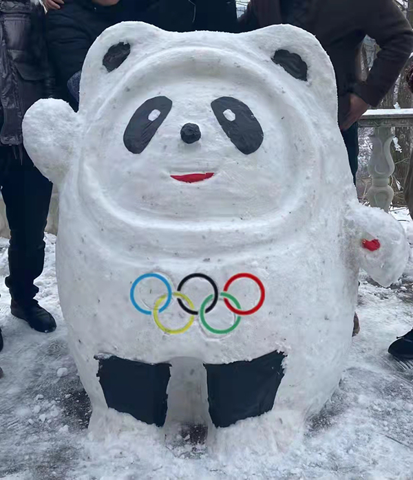 群众堆砌的"雪墩墩"国际在线四川消息:冬奥惊艳开幕尽显中国自信,冰雪