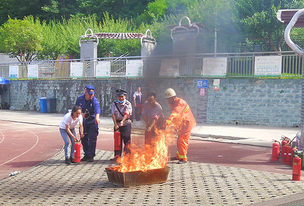 消防灭火演练现场 供图 成都市教育局