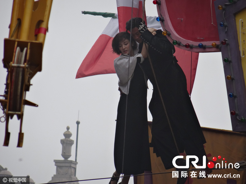 娜扎高空戏不用替身 与何润东紧拥上演空中飞人
