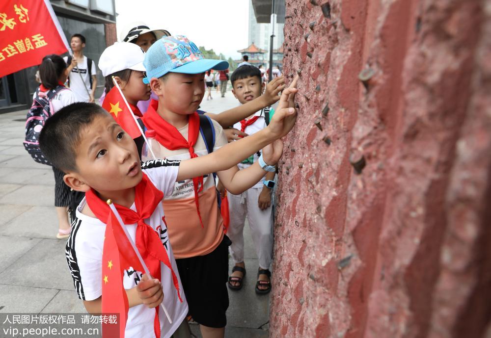 山东沂南：志愿者携手留守儿童红色研学旅行