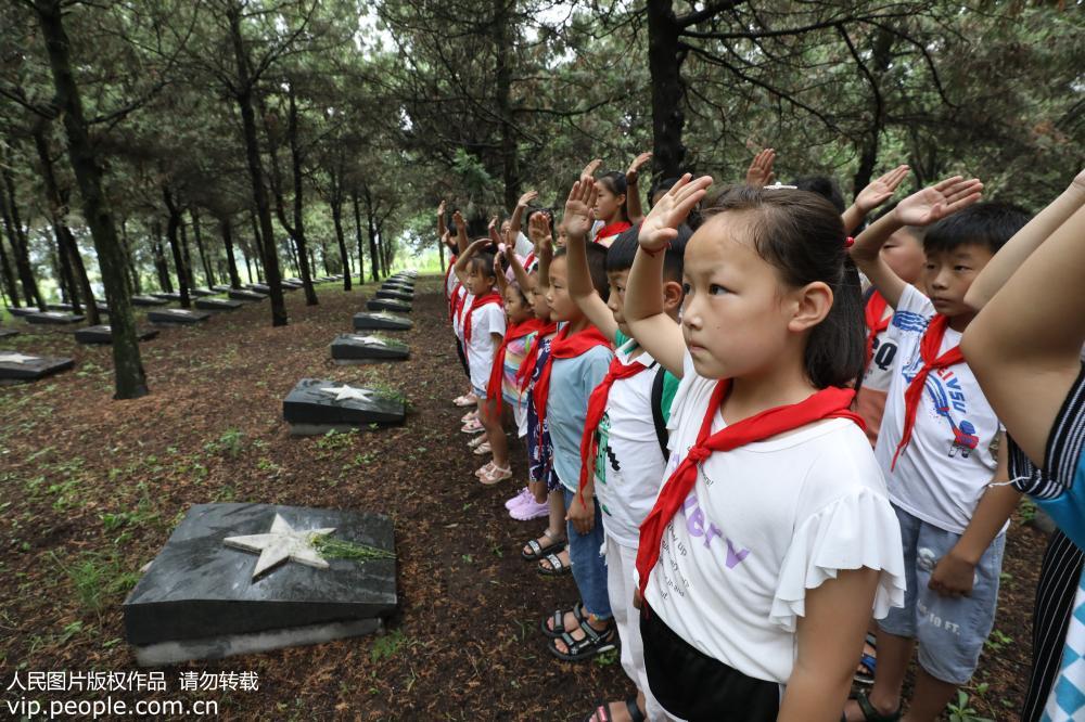 山东沂南：志愿者携手留守儿童红色研学旅行