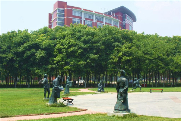 2020“创想”青岛职业技术学院专场发布亮相中国国际大学生时装周