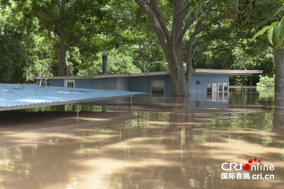 美国德克萨斯州强降雨引发洪水 淹没居民住宅(高清组图)