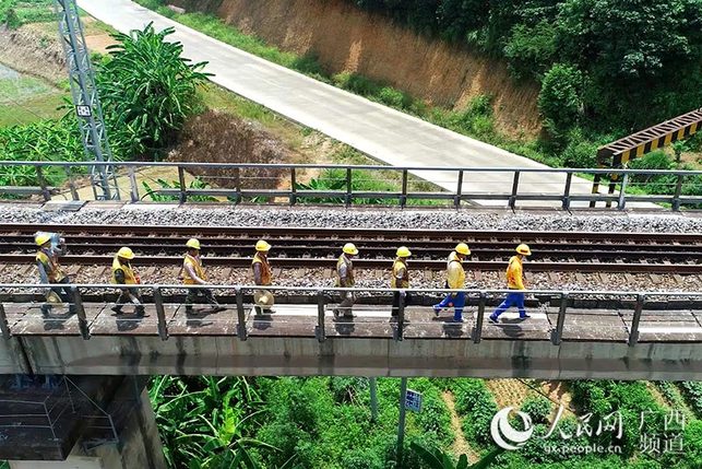 烈日下的铁路桥梁“啄木鸟”