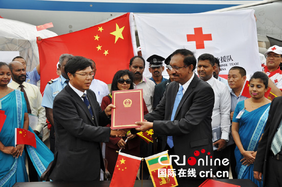 中国政府向斯里兰卡抗灾提供的援助物资运抵斯里兰卡