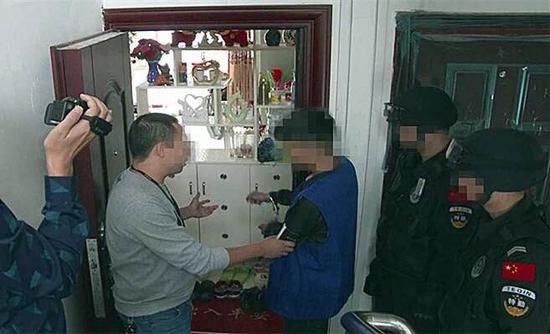 少年为玩网游抢劫邻居 被抓时吼：等我把游戏退了