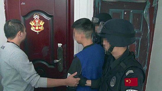 少年为玩网游抢劫邻居 被抓时吼：等我把游戏退了
