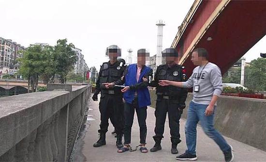 少年为玩网游抢劫邻居 被抓时吼：等我把游戏退了