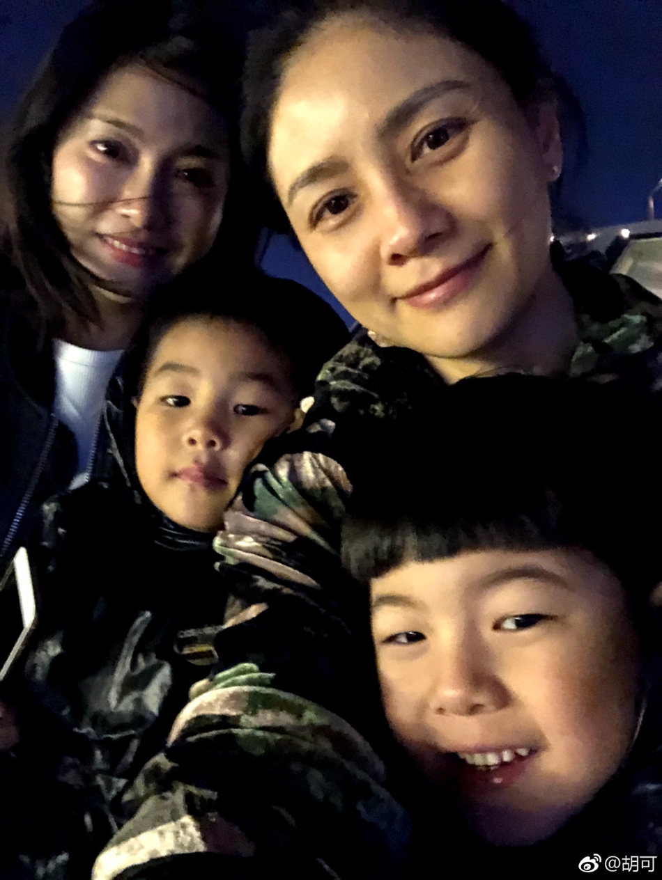 胡可带安吉和小鱼儿坐游艇 网友:爸爸去哪儿了?