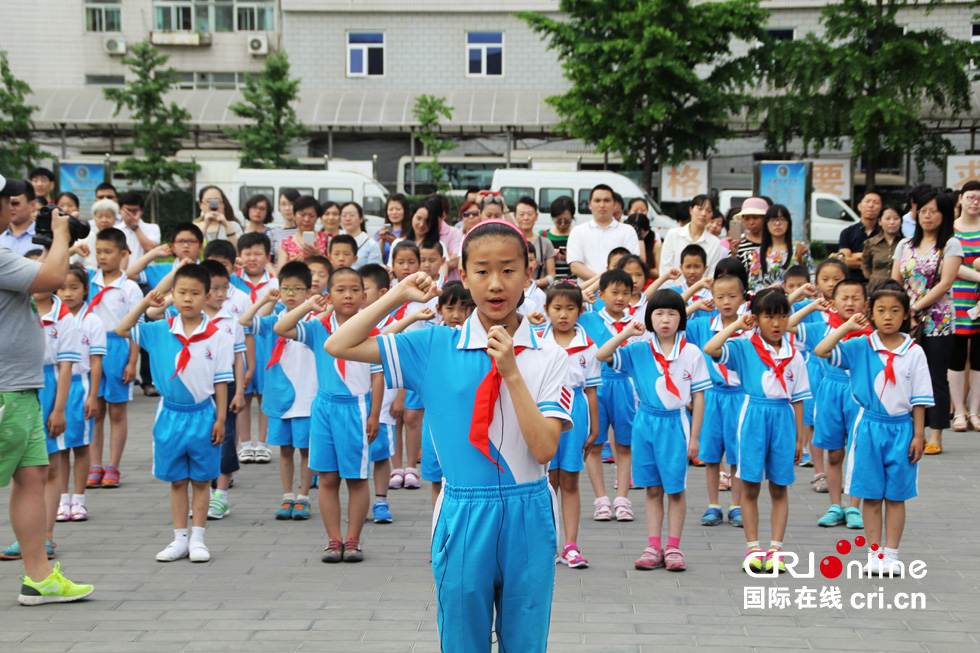 北京顺城街第一小学到武警六支队举行入队仪式(组图)