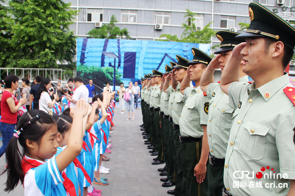 北京顺城街第一小学到武警六支队举行入队仪式(组图)