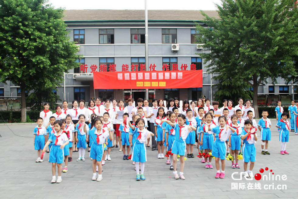 北京顺城街第一小学到武警六支队举行入队仪式(组图)