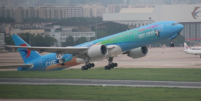 “进博”号来啦！全球首架彩绘飞机在上海虹桥机场正式亮相