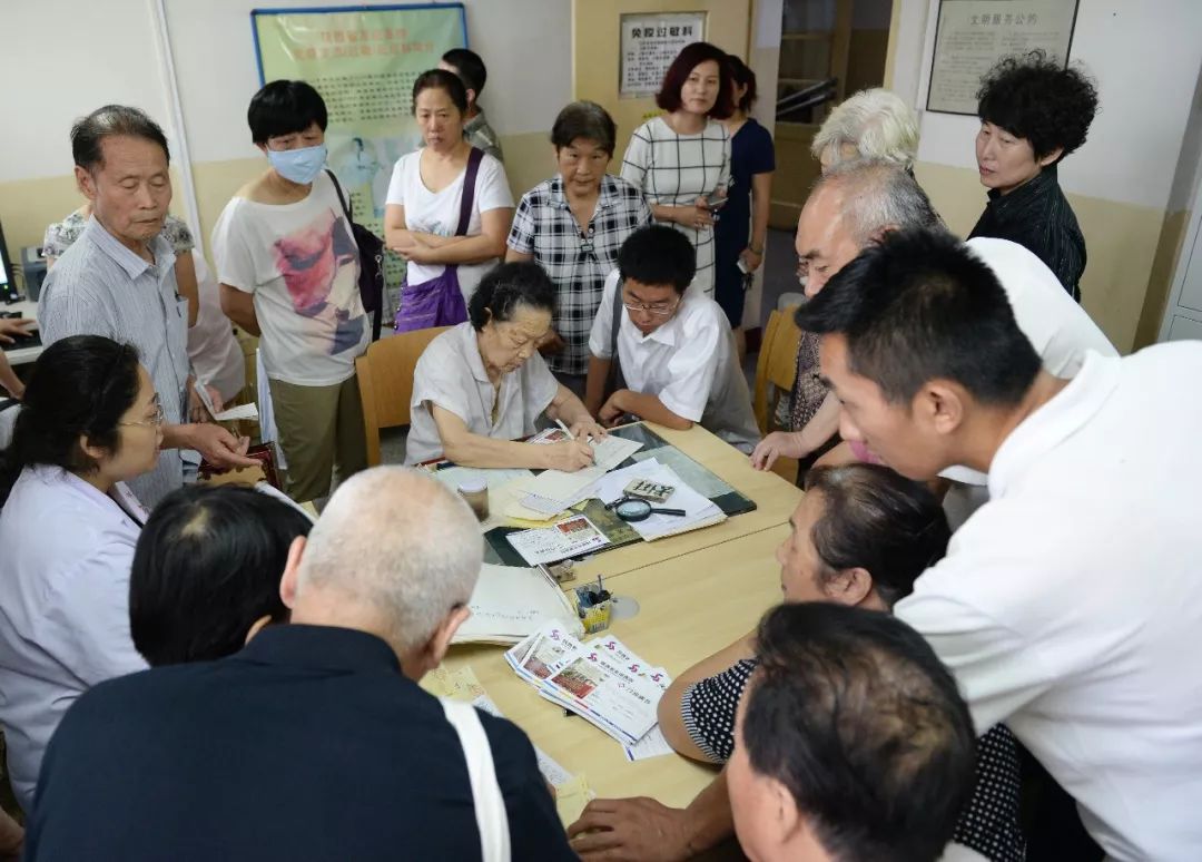 行医71年的95岁医生奶奶走了，人该这样度过一生