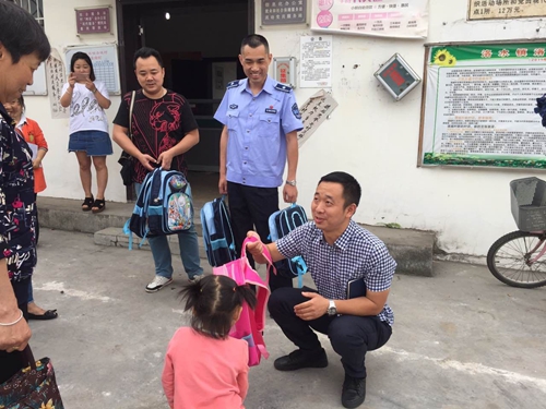 （勿签）（导航德阳）德阳什邡城管：与贫困户心连心