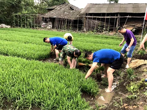 （勿签）（导航德阳）德阳什邡城管：与贫困户心连心