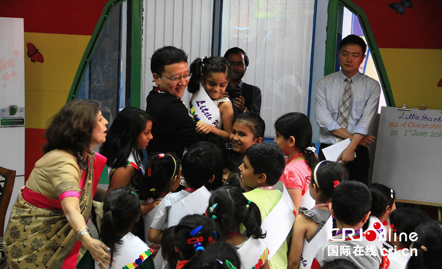 中国驻印度大使馆为印度儿童送去节日祝福(组图)