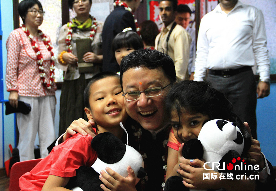 中国驻印度大使馆为印度儿童送去节日祝福(组图)