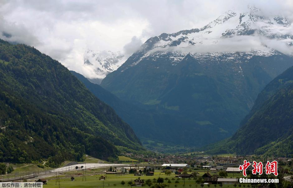 全球最长最深铁路隧道开通 贯穿阿尔卑斯山脉(组图)