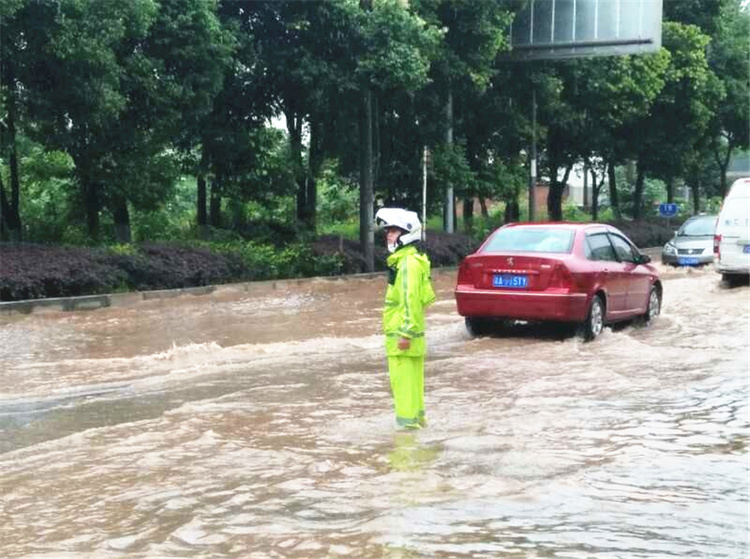 【B】重庆北碚民警：暴雨中的坚守
