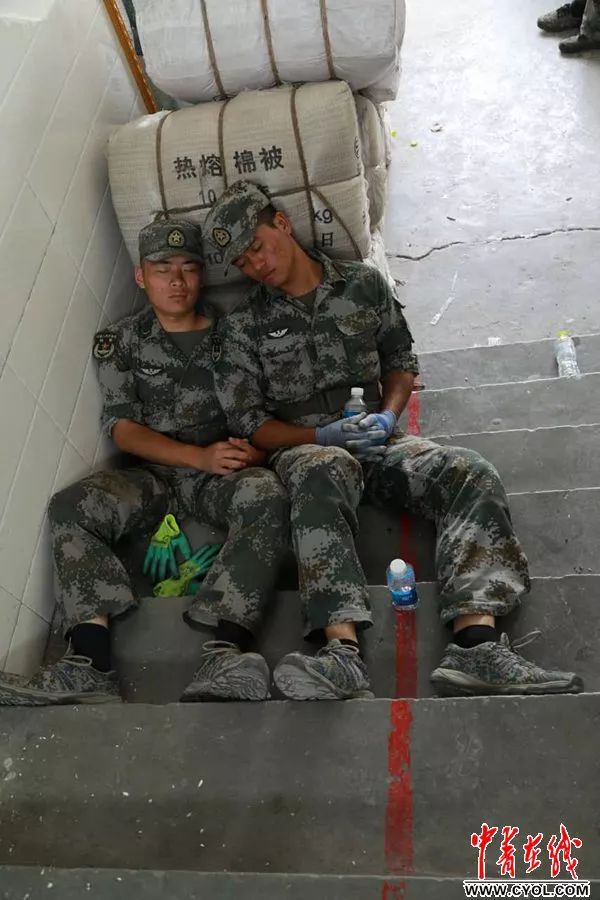 垂危的军人兄弟 这次换我给你让路