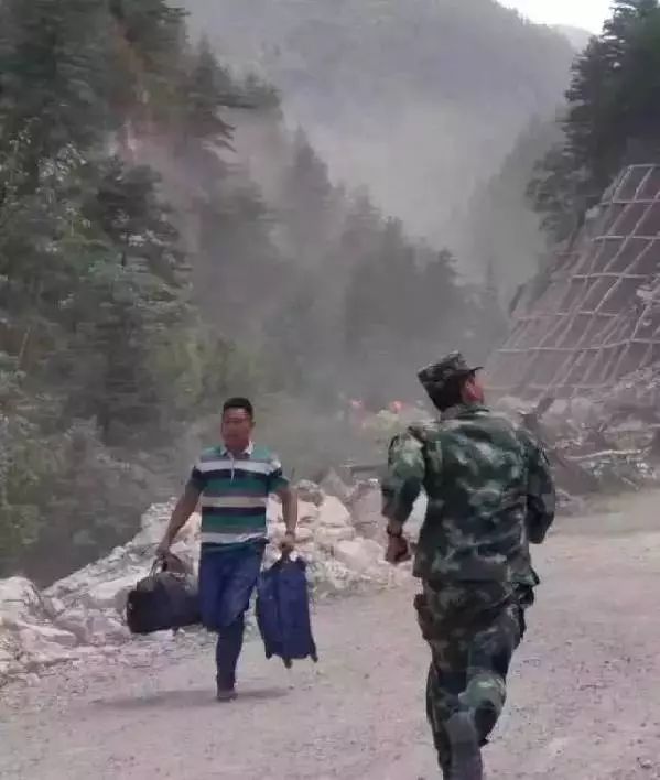 垂危的军人兄弟 这次换我给你让路