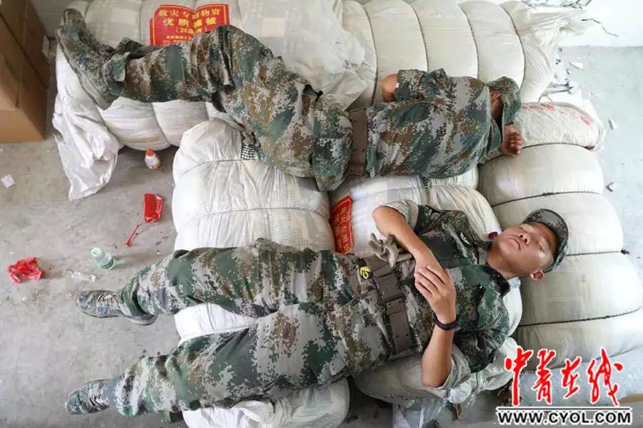 垂危的军人兄弟 这次换我给你让路