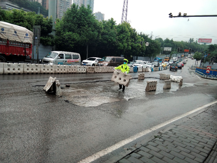 （第一张图已删）【B】重庆九龙坡区警方暴雨中坚守 风雨不退为民守护平安