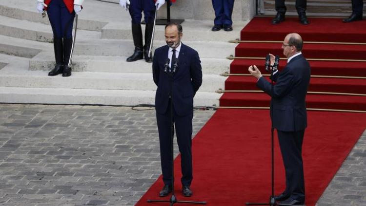 法国政府进行权力交接 新总理：自己将面临艰巨的任务