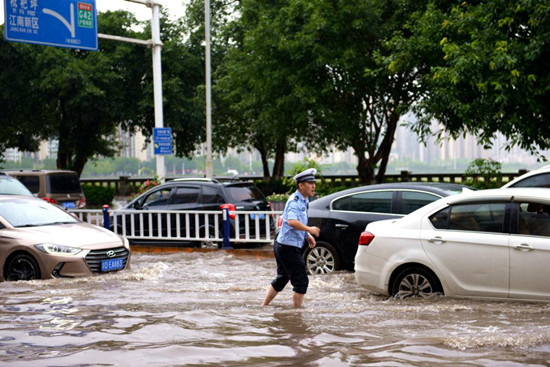 【CRI专稿 列表】重庆交巡警暴雨中疏堵保畅 全力维护道路交通秩序