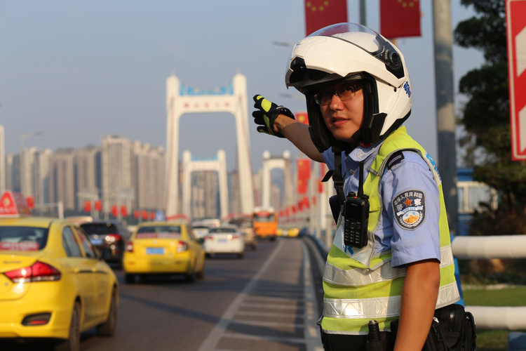 【B】重庆九龙坡警方将23条送考线路纳入重点巡逻护卫线