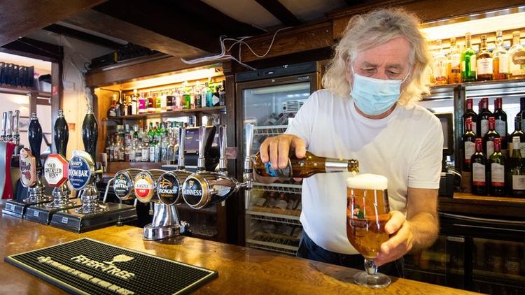 英国：伦敦及多地的病毒传播率再升高 酒吧重开后顾客需实名登记