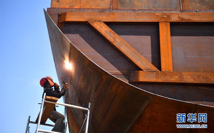 河南淮滨:十里淮堤造船忙 河南淮滨:十里淮堤造船忙