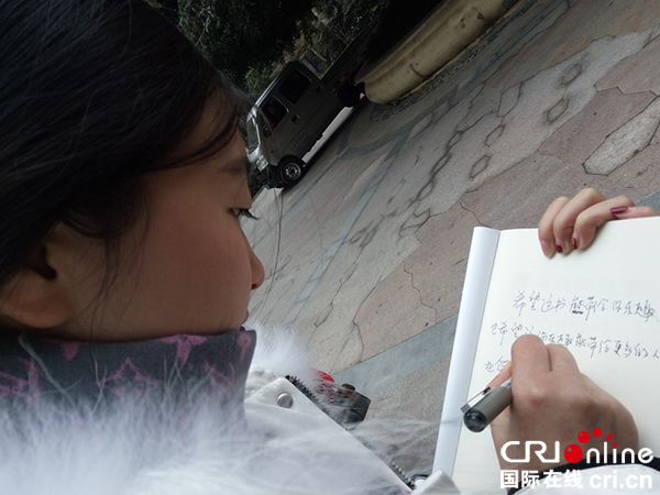 图片默认标题_fororder_市民在捐赠的书籍上留言，希望爱心一直传递--摄影-眉山市委宣传部