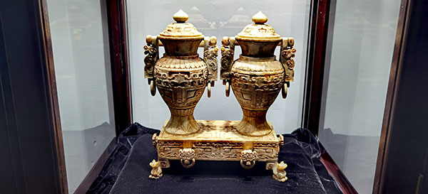 宜宾:中国酒都酒文化藏品馆举办赏汉服庆元宵活动_fororder_藏品“提梁卣酒禁”--摄影-高学兵1