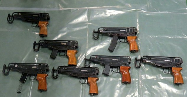 去年八月份,警方没收的部分蝎式冲锋手枪.(网页截图)