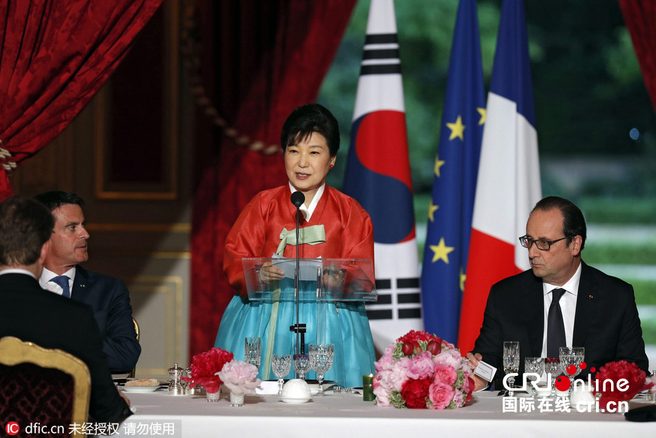 法国总统奥朗德在爱丽舍宫举行的国宴招待来访的韩国总统朴槿惠