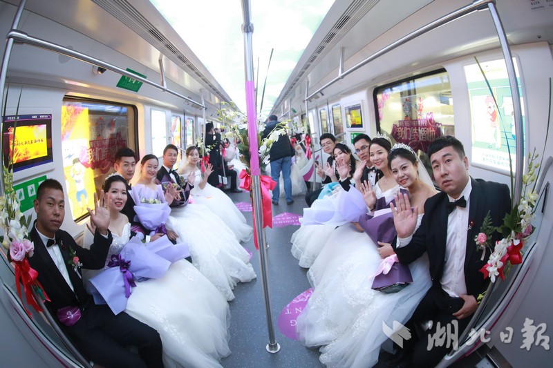 这个婚车有点美！ 21位地铁建设者乘地铁迎娶最美新娘(组图)