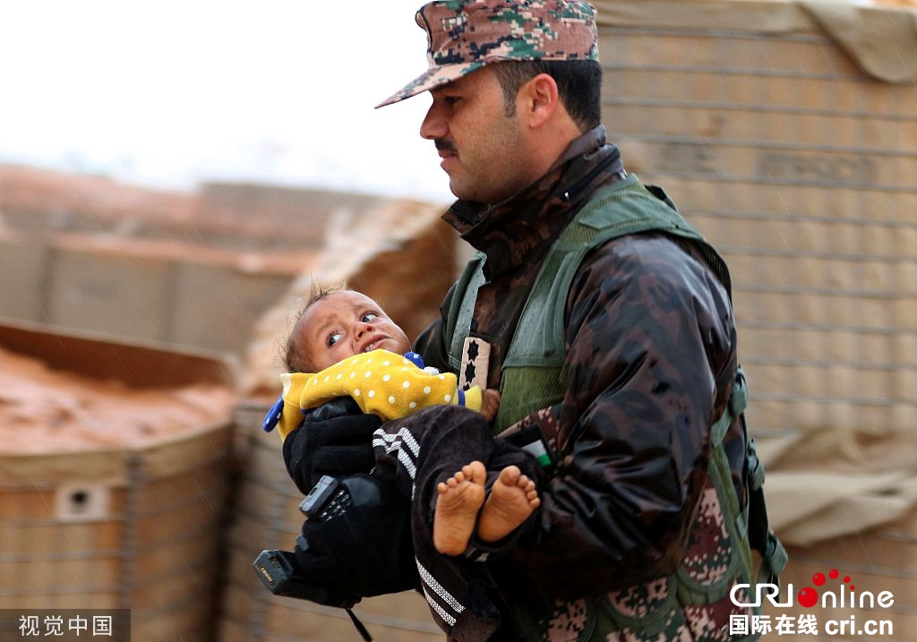 数万叙利亚难民滞留在叙边境沙漠定居点 生活现状堪忧