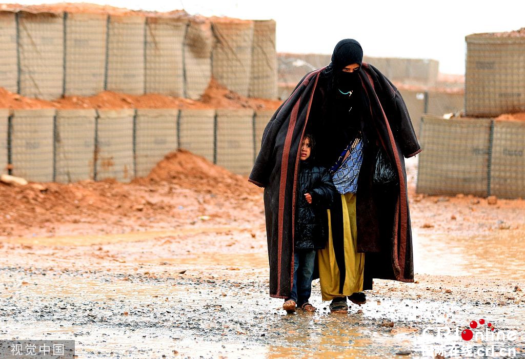 数万叙利亚难民滞留在叙边境沙漠定居点 生活现状堪忧