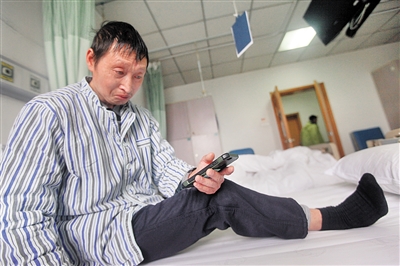 53岁独腿乡村教师患肝癌住院 家人替他上课