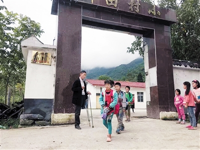 53岁独腿乡村教师患肝癌住院 家人替他上课