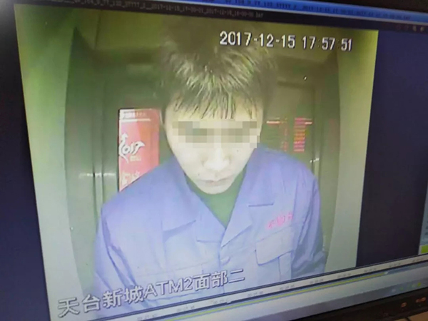男子持斧抢劫宝马女司机 留欠条写下姓名电话身份证号