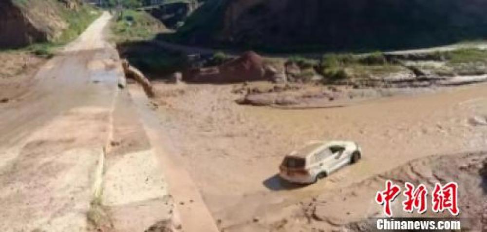 暴风雨夜轿车坠河:11名90后铁路青年勇救落水者