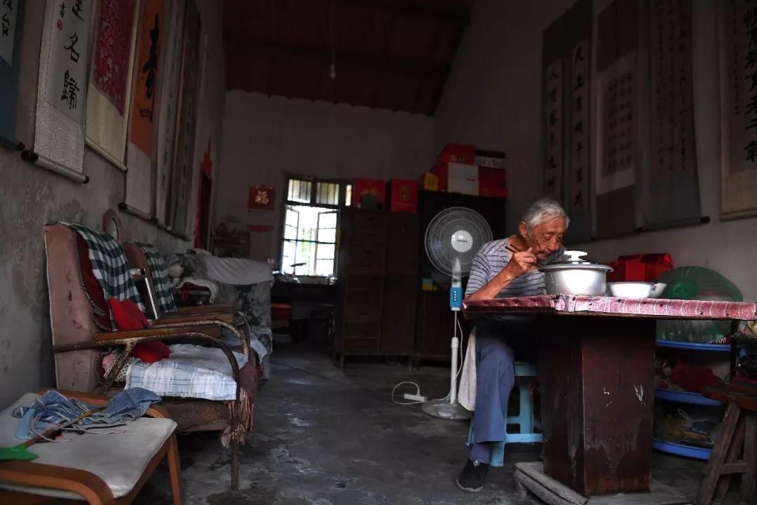 “我是一只和时间赛跑的萤火虫”