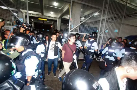 港警捣毁暴力分子武器库 “港独”召集人等7男1女被拘