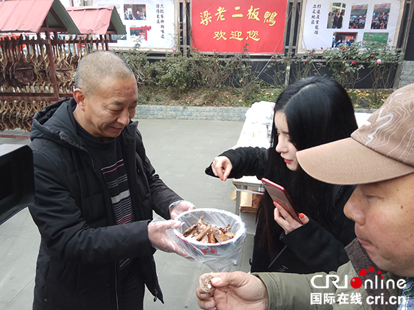 图片默认标题_fororder_市民争相品尝九尺板鸭（摄影-郭吉）